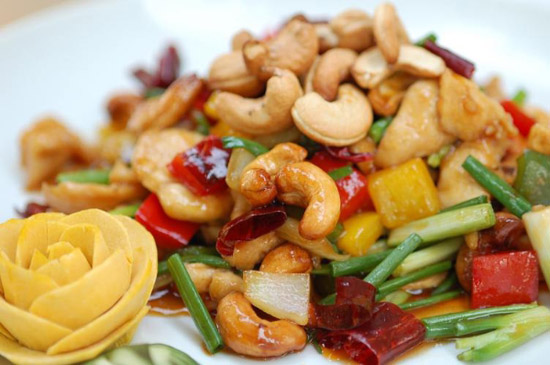 Gà xào hạt điều