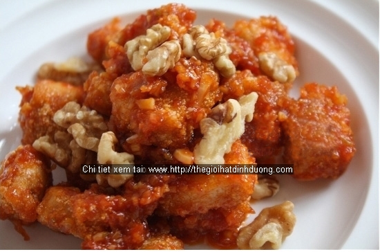 Chế biến hạt óc chó với món gà sốt chua ngọt