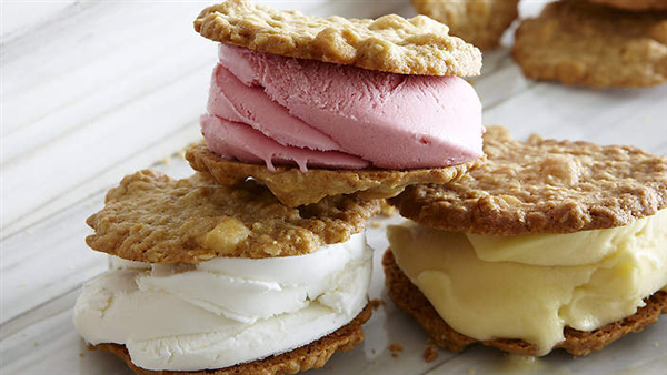 Bánh Cookie sandwich  Macadamia và kem nhiệt đới 